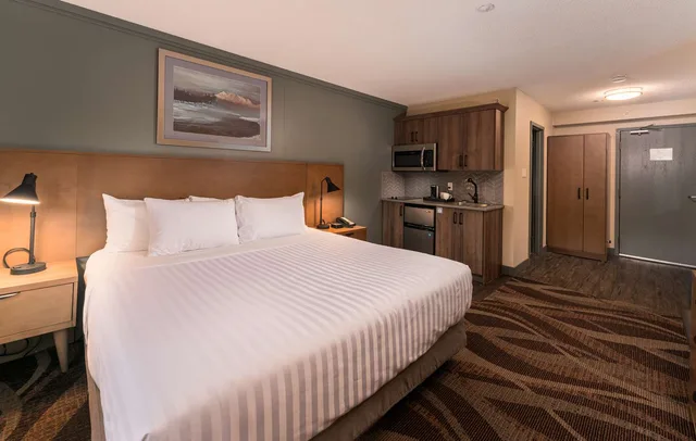 غرفة بسرير كينج بإطلالة على الجبل بمطبخ صغير، Prestige Hudson Bay Lodge & Conference Centre, WorldHotels 1/3