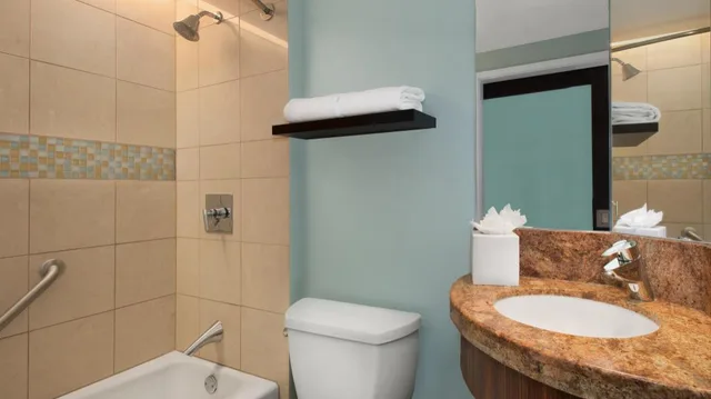 فيلا بسرير كينج وسريرين كوين بإطلالة على البحيرة بغرفتي نوم مع أريكة، Bay Lake Tower at Disneys Contemporary Resort 6/8