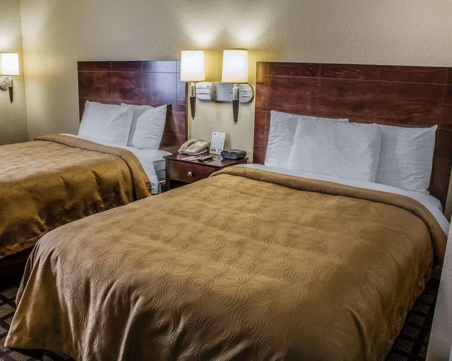 Efficiency, 2 Queen Beds، MainStay Suites Coralville - Iowa City 2/7
