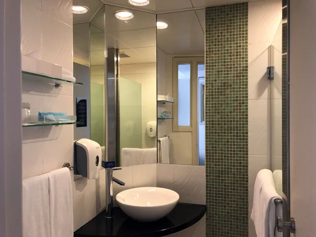 غرفة قياسية بسرير كوين، Holiday Inn Express Causeway Bay Hong Kong 4/6