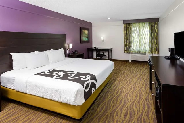 Room, King Bed, La Quinta Inn & Suites by Wyndham Laredo Airport 3/6