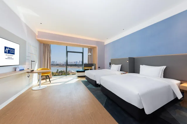 غرفة بسريرين منفصلين بإطلالة على النهر، Holiday Inn Express Nanchang Riverside 1/1