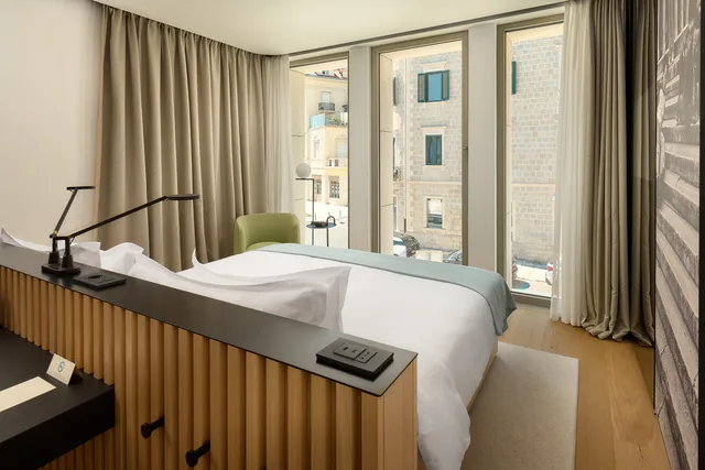 Classic, King Bed, Street View, Ambasador 2/3