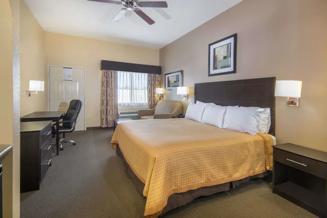 غرفة بسرير كينج لذوي الإعاقة، Days Inn By Wyndham Baytown East 1/8