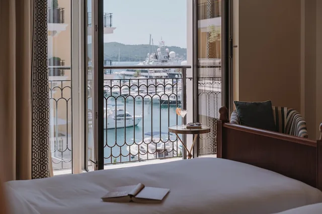 غرفة بريميوم بسرير كينج بإطلالة جزئية على البحر، The Quince Hotel, Porto Montenegro 1/2