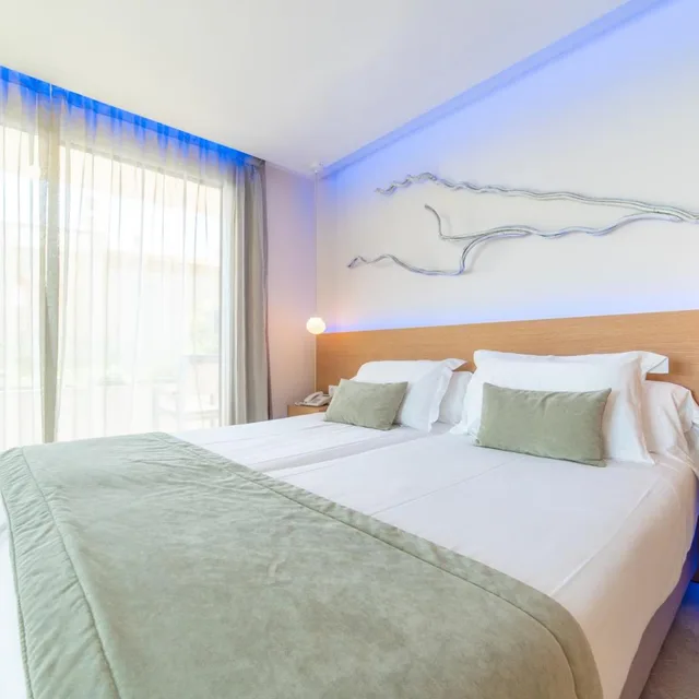 غرفة بسرير مزدوج بإطلالة على البحر، Melbeach Hotel and Spa 5/10