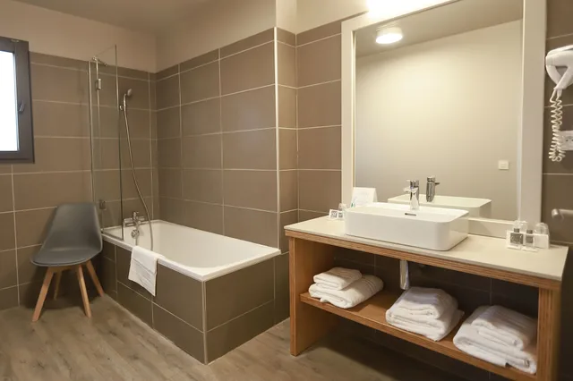 غرفة ثلاثية بسرير كينج وسرير فردي، Antares Honfleur 4/5