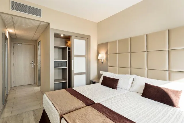 Standard, Twin Beds, Street View، Best Front Maritim 1/4