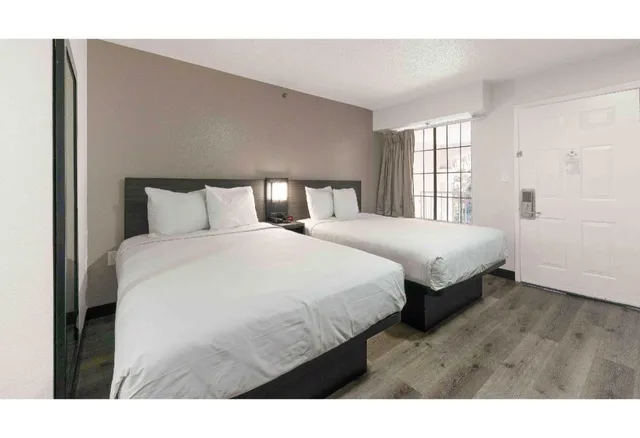 غرفة بسريرين كوين للمدخنين، Studio 6 Extended Stay - Tucker, GA - Atlanta Northlake 4/10