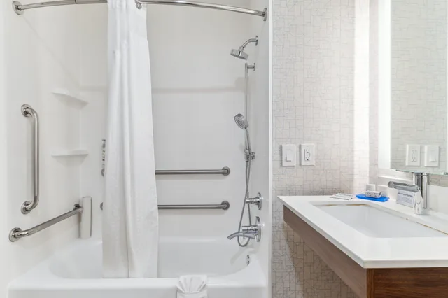 غرفة قياسية بسريرين كوين لذوي الإعاقة، Hotel Fairchild 3/4