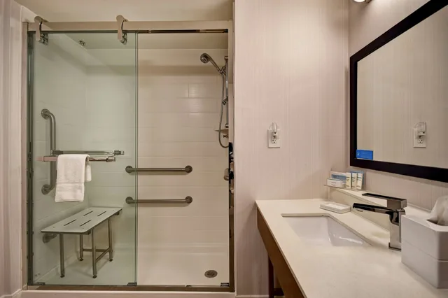 غرفة بسريرين كوين مع أريكة لذوي الإعاقة، Hampton Inn Auburn 2/3