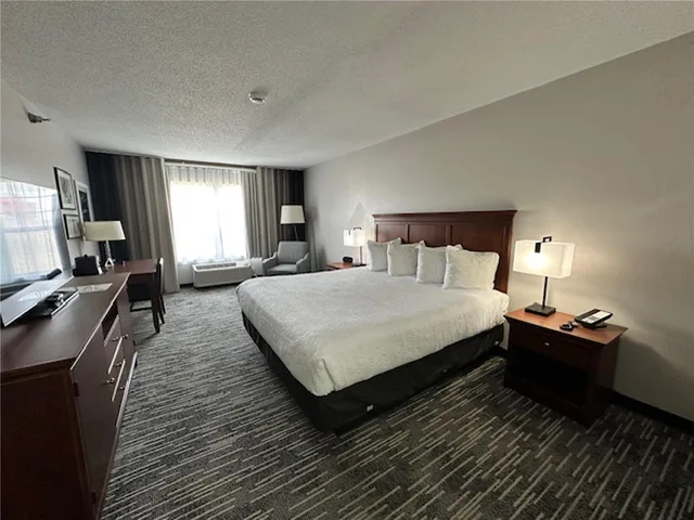 Room, King Bed, Best Western Harmony Inn Fort Dodge Iowa 4/6
