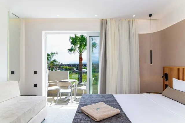 غرفة بريميوم ثلاثية بسريرين منفصلين مع أريكة، Aeolos Beach Resort Crete 1/8