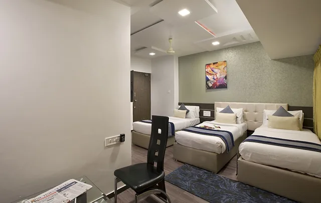غرفة أساسية ثلاثية بسرير كينج وسرير فردي، Oyo Premium 091 Vile Parle East 1/10