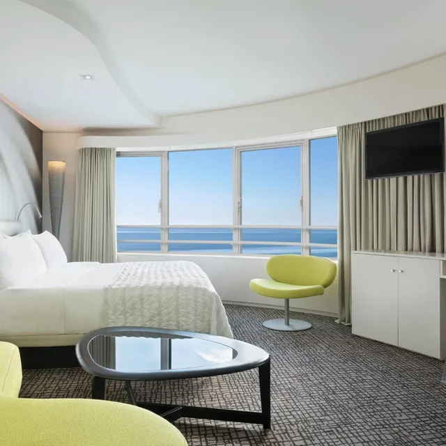 Design, Guest Room, King Bed, Sea View, Crystal Tower، Le Meridien Beach Plaza 4/10