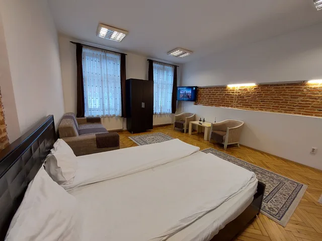Studio, Queen Bed, City View, Sofa, Main Square Apartments More 2/3