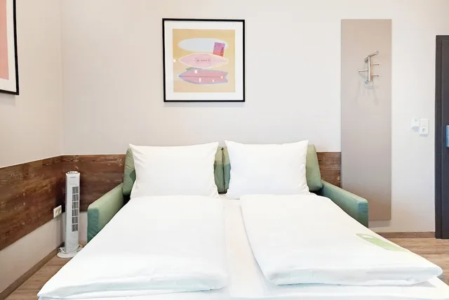 غرفة بريميوم بسريرين كوين مع أريكة، Select Hotel A1 Bremen 4/7