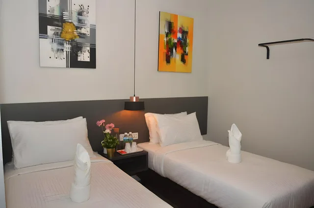 Room, Twin Beds, No Window، De Luna Hotel Sri Petaling 1/1