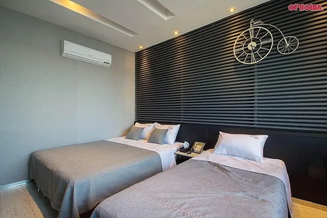 غرفة بسرير مزدوج وسرير فردي، Jk Hotel 1/10