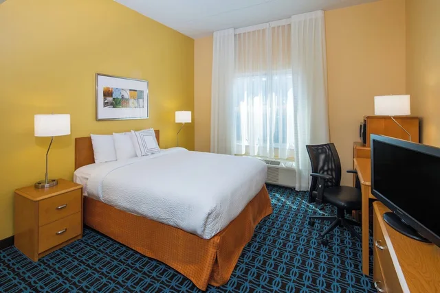 غرفة بسرير كوين مع أريكة، Fairfield Inn Suites San Antonio Airport North Star Mall 2/4