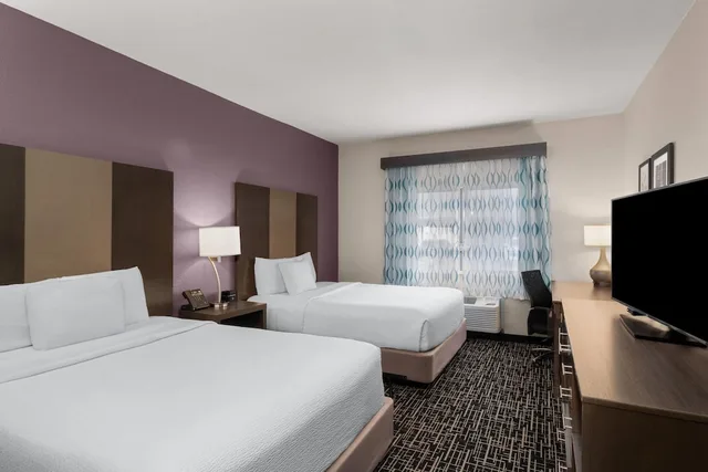 غرفة بسريرين كوين لذوي الإعاقة، La Quinta Inn & Suites by Wyndham Fayetteville 2/3