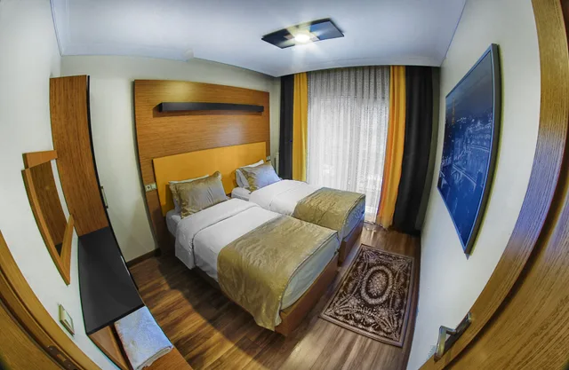 جناح عائلي بثلاثة أسرّة وسريرين كوين مع أريكة، Concept House 8/10