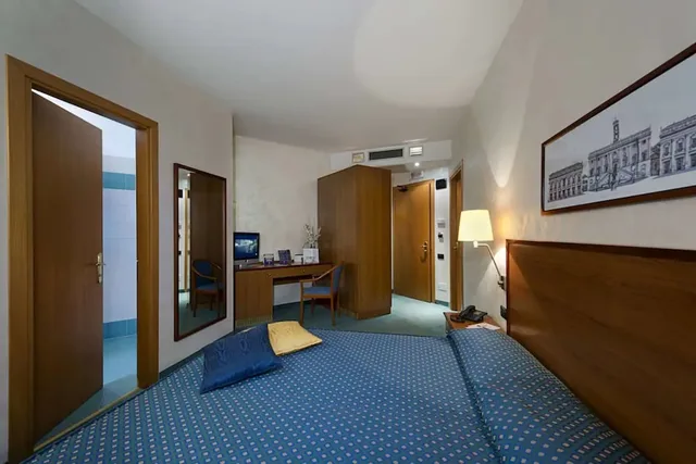 غرفة أساسية ثلاثية بسرير مزدوج وسرير فردي، Classic Hotel Tulipano 1/1