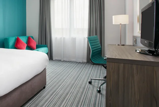 Standard, Twin Beds, Sofa, Leonardo Hotel Belfast 3/5