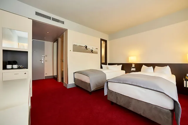 غرفة قياسية بسريرين منفصلين، Holiday Inn Berlin Airport Conference Centre Formerly Holiday Inn Berlin International Airport 1/10