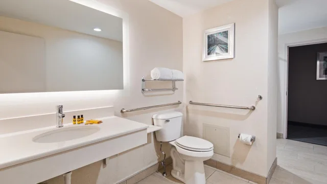 جناح بسريرين كوين بحوض استحمام لذوي الإعاقة، Best Western Plus Wilkes Barre-Scranton Airport Hotel 2/5