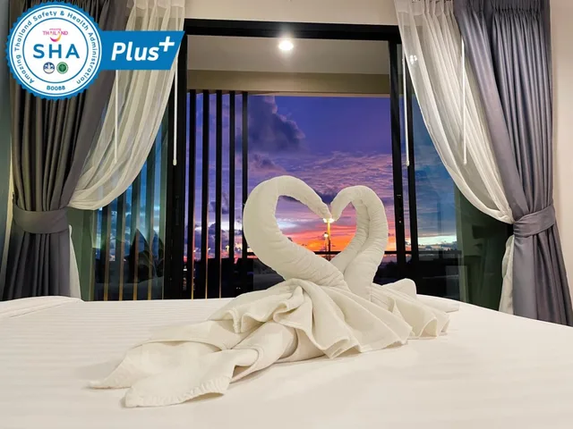 غرفة بسرير كينج بشرفة، Louis' Runway View Hotel - SHA Extra Plus 6/8