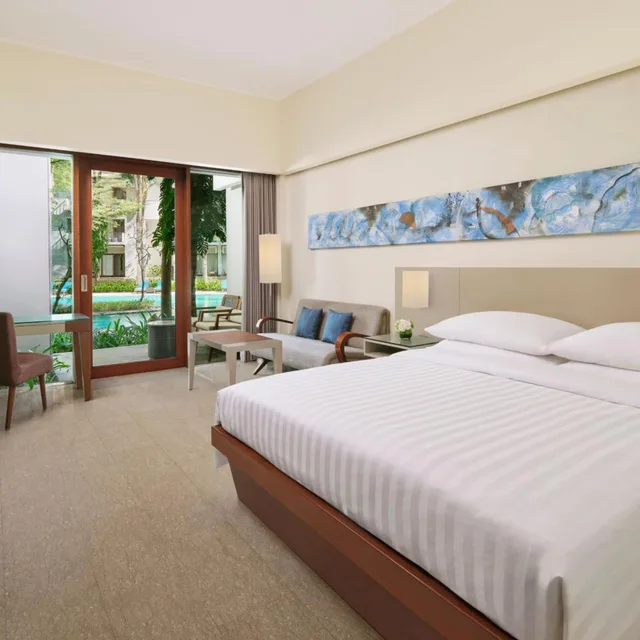 غرفة ديلوكس بسرير كينج بإطلالة على المسبح بشرفة، Courtyard By Marriott Bali Nusa Dua Resort 1/3