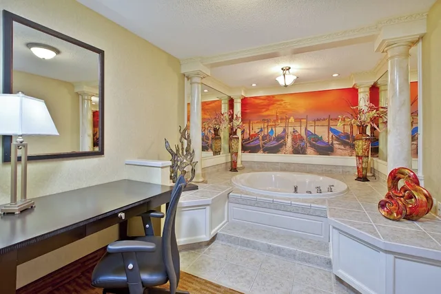 جناح بسرير كينج بإطلالة على الفناء بحوض جاكوزي، Holiday Inn Express Hotel Suites Sharon Hermitage 5/6