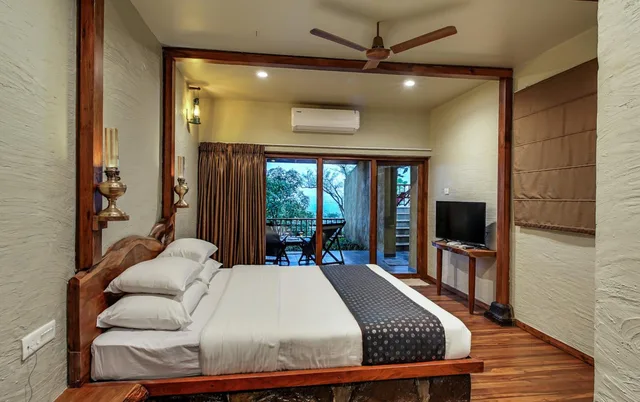 غرفة سوبيريور بحوض استحمام، Nisarg Resort 1/2