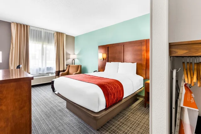 غرفة بسرير كوين بحوض استحمام لذوي الإعاقة، Comfort Inn Marion 4/6