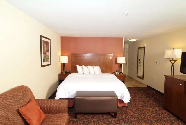 غرفة بسرير كينج مع أريكة، Hampton Inn Yorkville 3/9