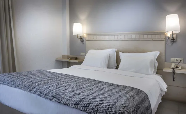 غرفة قياسية بسرير مزدوج أو سريرين منفصلين بإطلالة جزئية على البحر، Glaros Beach Hotel 2/6