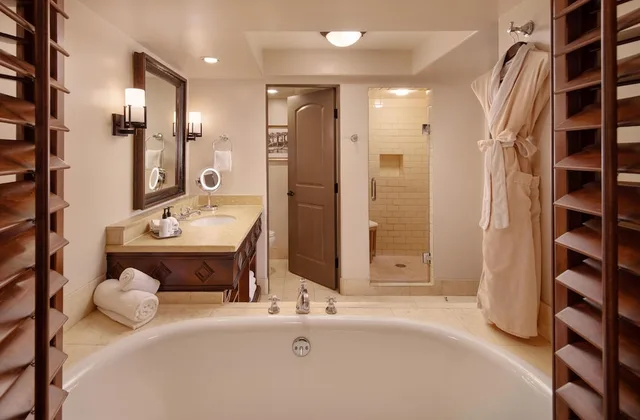 غرفة بسريرين مزدوجين بشرفة، Royal Palms Resort And Spa In the Unbound Collection By Hyatt Formerly Royal Palms Resort And Spa 6/9