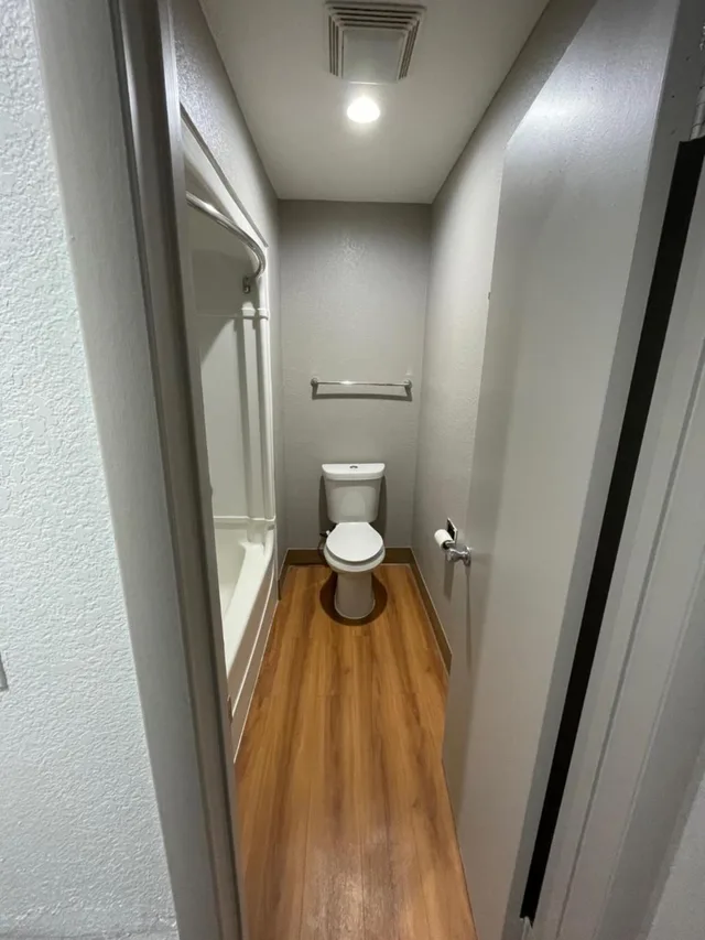 1 Full Bed - ADA/Tub, Motel6 Port Allen, LA - Baton Rouge 7/9