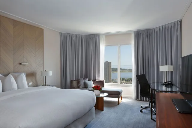 غرفة بريميوم بسرير كينج بإطلالة على البحيرة في طابق مرتفع، INTERCONTINENTAL TORONTO CENTRE 3/10