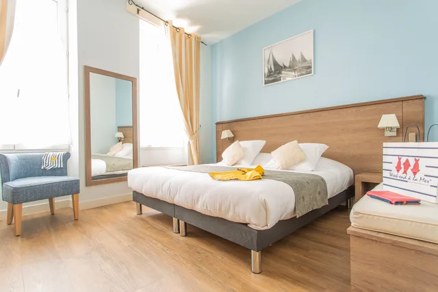 غرفة سوبيريور بسرير كوين بإطلالة على المرفأ، Hotel Du Port 3/7