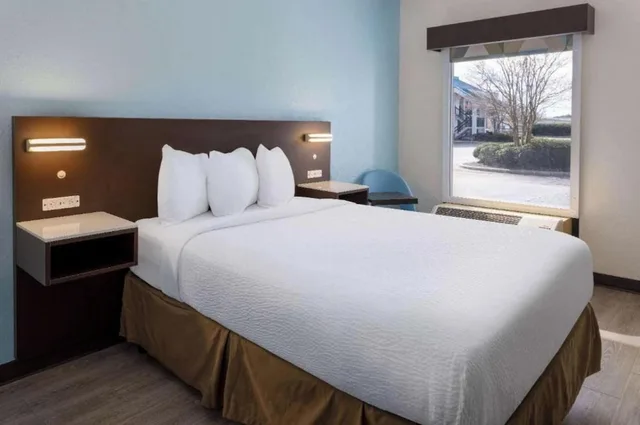 غرفة ديلوكس بسرير كينج، Studio6 Suites Jacksonville, NC 1/10