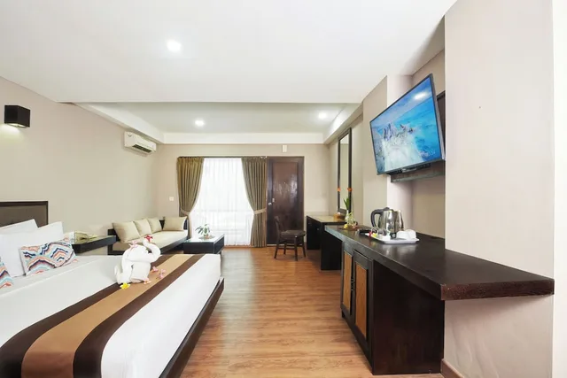 جناح جونيور، The Grand Santhi Hotel 10/10