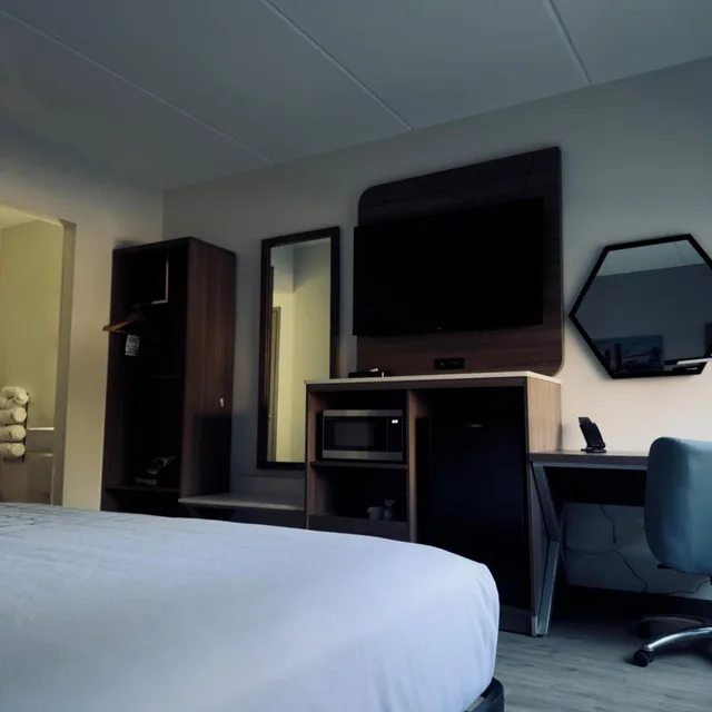 غرفة بسرير كينج بحوض استحمام لذوي الإعاقة، La Quinta Inn & Suites by Wyndham Atlanta Roswell 4/9