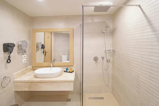 غرفة بريميوم بسرير كينج بإطلالة على البحر، Hilton Sharm Waterfalls Resort 5/5