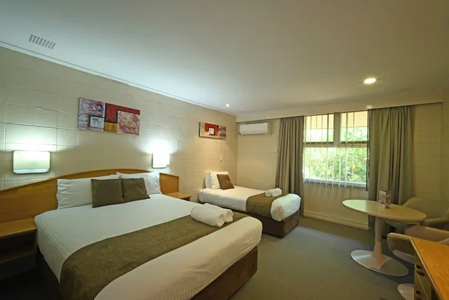 غرفة ثلاثية بسرير كوين وسرير فردي، Hospitality Inn Geraldton SureStay Collection by Best Western 6/9
