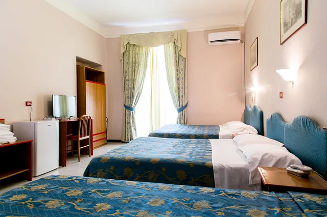Family, 1 Single and 2 Double Beds، Hotel Altavilla 9 2/6