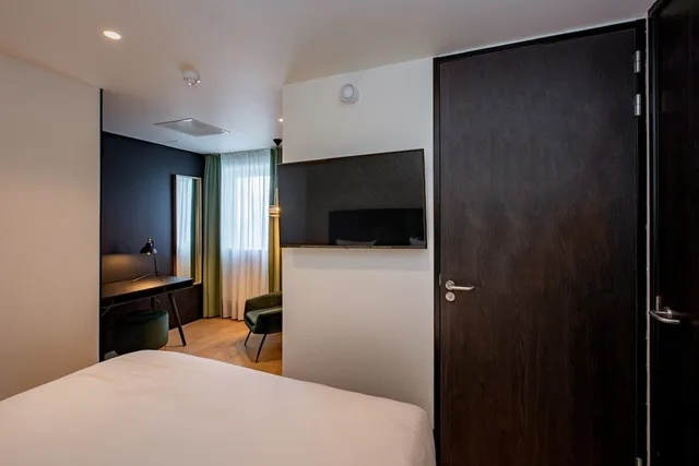 Economy, King Bed, The James Hotel Rotterdam 2/3