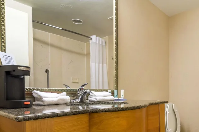 Standard, 2 Queen Beds, Exterior Entrance، Quality Inn Lumberton 9/9