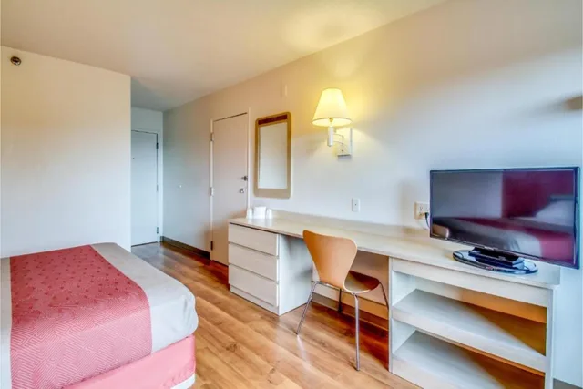 غرفة بسرير كوين لذوي الإعاقة، Motel6 Amherst, NY - Buffalo 2/2